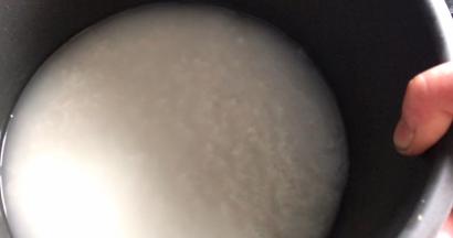 加入比平时煮饭少点的水，定时30分钟即可