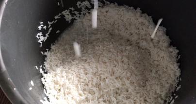 糯米洗净沥水，放入电饭锅内