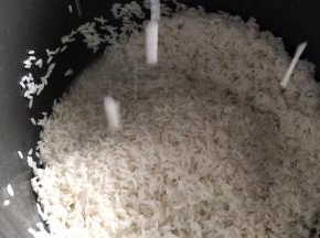 糯米洗净沥水，放入电饭锅内