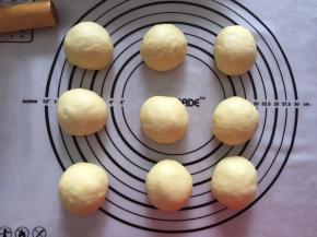 面团拿出排气，分成均等的9等份，盖上保鲜膜松弛10分钟