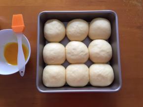 二次发酵完成后刷上蛋液