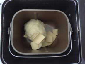 加入软化好的黄油再次和面10分钟