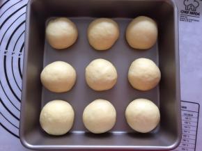 封口朝下，放入烤盘，放入面包机中二次发酵40分钟，放一碗热水增加湿气