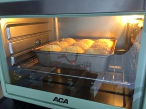 放入预热好的烤箱180度，上下火20分钟