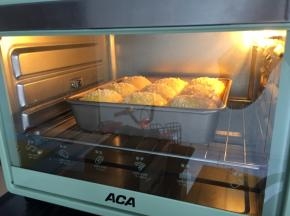 放入预热好的烤箱180度，上下火20分钟