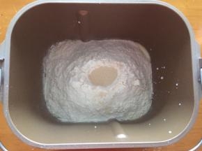 将黄油以上全部材料放入面包机中，和面10分钟