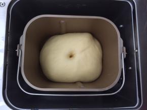 面团发酵至两倍大，戳洞不回缩即可