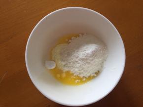 发酵的时候做好酥粒，将酥粒全部材料混合一起，黄油隔热水融化成液体