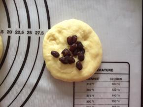 将面团压扁，包入蜜豆