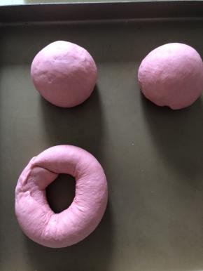 刚到盖了保鲜膜或者发酵布的烤盘上 不建议用湿布 影响发酵和表面的漂亮程度