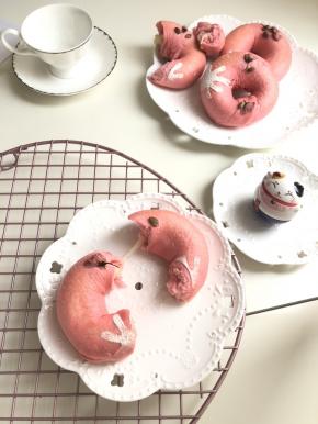 好了 出炉了 美美的摆个造型 拍照打卡！ 吃不完的 温热装袋 时间长不吃记得冷冻 室温回温后
  烤一下 或者用平底锅烙一下 和新出炉差不多 切记不能冷藏 ！容易老化