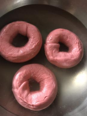 发酵个十分钟左右 210/180 预热烤箱 这一步按照自己烤箱的实际情况来 煮糖水  水微微开 小火 不要沸腾 会把贝果煮皱