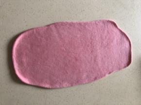 擀开不回缩 就是醒好了 记得盖上 别干了 尽量擀成长方形 长边大约是25厘米 喜欢中间一个小小洞的 可以再短一点