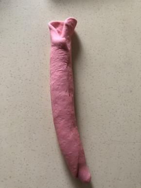 把左边留出来的部分 拆开 刚才的封口向上 把另一头包裹在厘米 捏紧