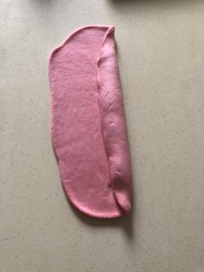 把面皮包住麻薯 压紧 往另一边卷起 成卷 底边压住 成均匀的粗细