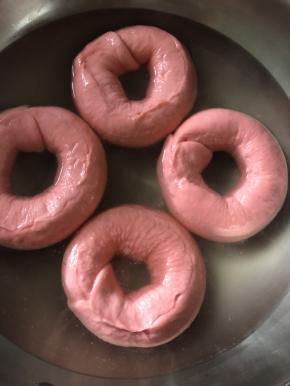 贝果要煮过糖水 才会有Q韧的口感 每次做到这里 都在想 碱水包的出现 是不是这一步 厨师搞错了碱和糖？每一面煮30～90秒 喜欢松软的 时间短一点 喜欢韧的 久一点