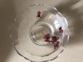 樱花用水冲一下 用面包分量的水 泡起来