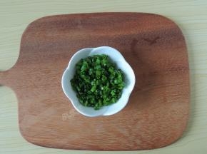 小葱清洗干净以后沥干水分，然后切成葱花，我只用了葱绿的部分。