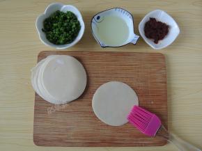 取一片饺子皮，刷一层薄薄的色拉油。也可以把色拉油换成葱油，味道会更加香。