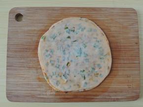 然后用擀面杖将饺子皮擀成厚薄均匀的大圆饼状。