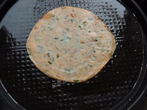 电饼铛预热，刷油，然后将擀开的饺子皮放入电饼铛中。