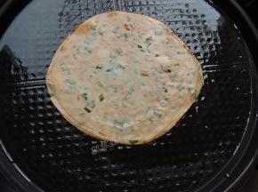 电饼铛预热，刷油，然后将擀开的饺子皮放入电饼铛中。