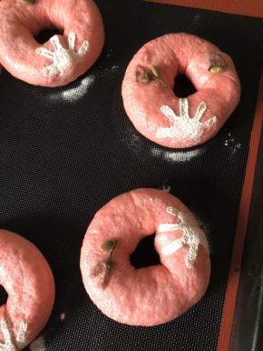 用高粉 撒了个小装饰 这一步 烤好以后打防潮糖粉也可以 借鉴了欧包的装饰 入炉烤18～20分钟 如果上色 记得盖锡纸 或者定型以后调低温度 按照自己的习惯操作