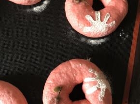 用高粉 撒了个小装饰 这一步 烤好以后打防潮糖粉也可以 借鉴了欧包的装饰 入炉烤18～20分钟 如果上色 记得盖锡纸 或者定型以后调低温度 按照自己的习惯操作