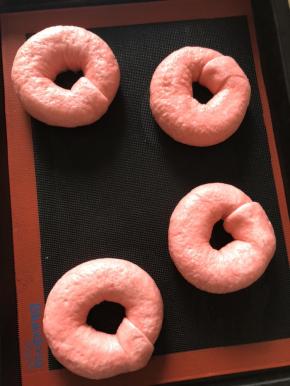 捞出来沥水 摆在烤盘上  煮过有点皱 烤的时候就鼓起来了