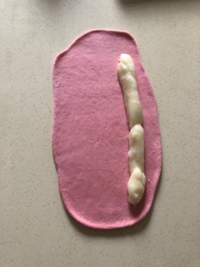 把事先准备好的麻薯分四份 捏成均匀的条 摆在面皮上 做边留一段 做造型用
（贴士里的量 正好做四个  蒸熟或者用微波炉微熟都可以 趁热加黄油揉匀 用保鲜膜包好 备用）