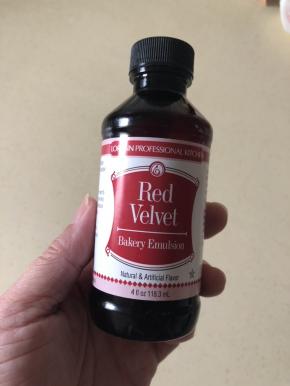 所有的原料 除了樱花和馅料 以前放厨师机里打至光滑 红丝绒液挤一大滴