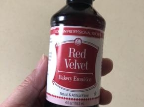 所有的原料 除了樱花和馅料 以前放厨师机里打至光滑 红丝绒液挤一大滴