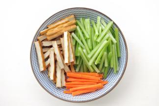 香干切条，芹菜洗干净后切条，比香干细点，(芹菜最好撕掉老筋，我偷懒。。。)胡萝卜去皮切条。