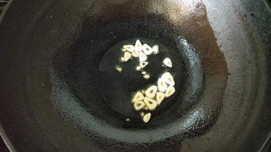 蒜切片，锅烧温热后放油，放蒜爆香。