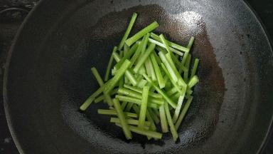 放芹菜翻炒下