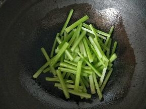 放芹菜翻炒下