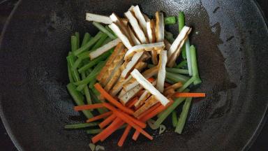 再放香干和胡萝卜条，加点水，加盐调味