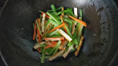 翻炒会，出锅前加点味精