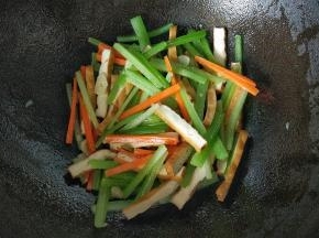 翻炒会，出锅前加点味精