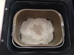 上面加入高粉和干酵母，启动和面程序20分钟