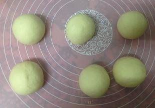 取出揉匀后分成6个面团搓圆