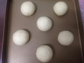 放入烤盘加盖入温暖湿润处发酵至两倍大