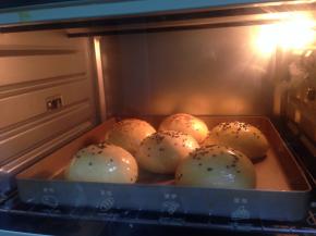 入烤箱中层、烘烤20分钟左右，汉堡胚取出冷却密封保存即可