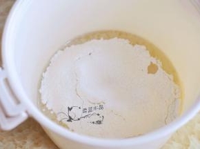 将玉米油用微波炉加热1分钟，筛入金龙鱼糕点用小麦粉。