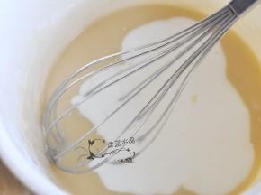 面糊搅匀后，倒入牛奶拌匀。