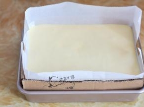 倒入模具中，模具内部要垫油纸，如果模具边缘比较低，需要用硬纸片围起。