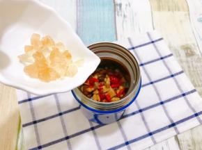 加入红枣，桂圆，枸杞，冰糖