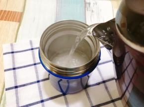 倒入100度开水，盖上盖子预热几分钟后倒掉水