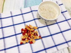 大米洗净，红枣去核切丁