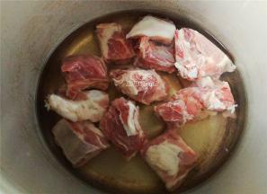 首先把排骨洗净，冷水下锅煮出血沫和杂质，捞起冲洗沥干备用